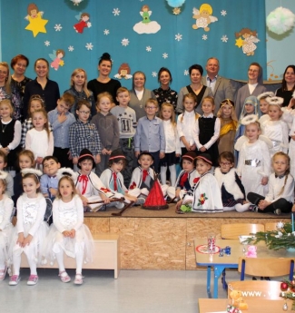 zdjęcie grupowe przedszkolaków