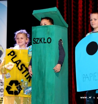 dzieci przebrane w papierowe pojemniki do selektywnej zbiórki odpadów