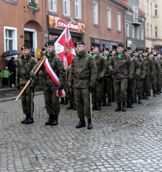 przemarsz wojska ze sztandarem