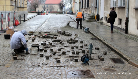 pracownicy naprawiają kostkę
