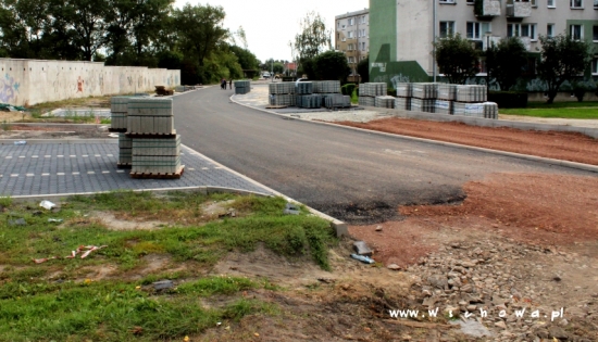 wylany asfalt na ulicy kamiennej