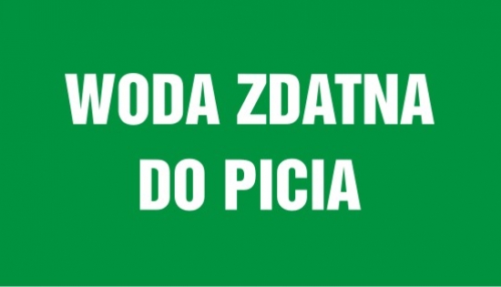 kurek z wodą na zielonym tle