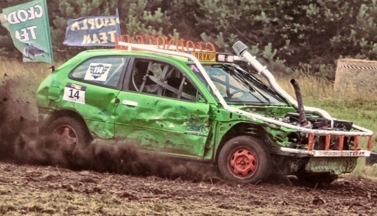 samochód na torze podczas wyścigów