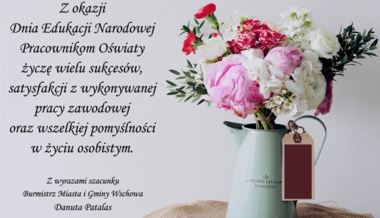 po prawej kwiaty a po lewej życzenia z okazji Dnia Edukacji Narodowej