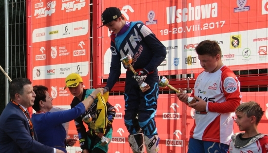 Wręczenie pucharów zawodnikom na podium