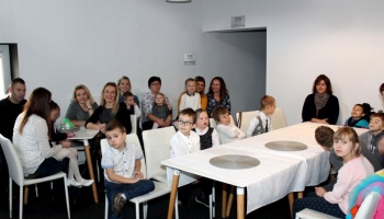 dzieci z przedszkola siedzące przy stole