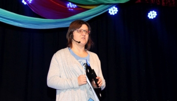 prowadząca przegląd 