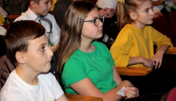 dwie dziewczynki i chłopiec