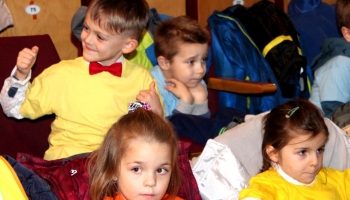 dzieci siedzące na widowni