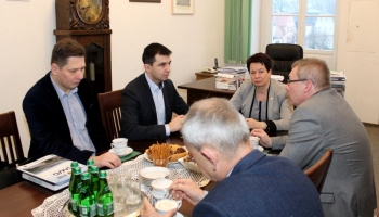 włodarze rozmawiający przy stole