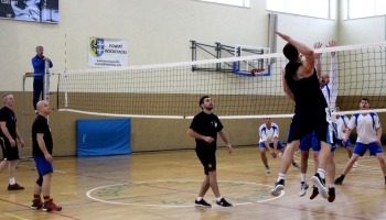 dwie grające drużyny podczas meczu siatkówki