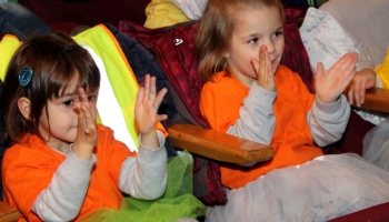 dwie dziewczynki siedzące na widowni