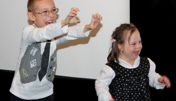 dzieci występujące na scenie