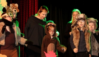 dzieci na scenie