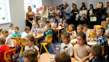 dzieci siedzące przy stolikach