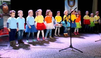 przedszkolaki na scenie