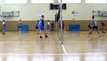 dwie grające drużyny podczas meczu siatkówki