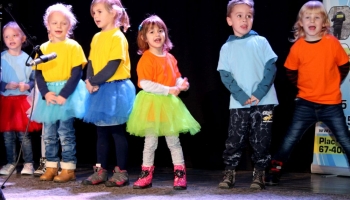 przedszkolaki na scenie