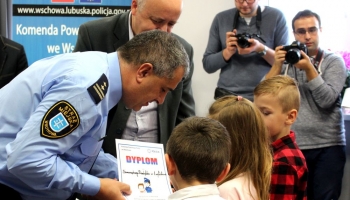 dwóch organizatorów wręcza nagrody 