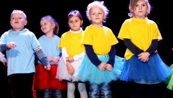 przedszkolaki na scenie