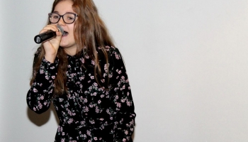 wokalistka z klubu piosenki solo