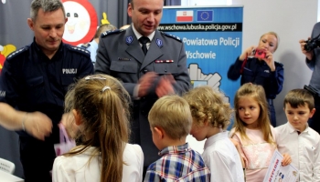dwóch organizatorów wręcza nagrody 