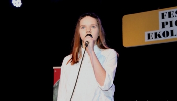 solistka śpiewająca  na scenie