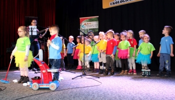 przedszkolaki występujące na scenie