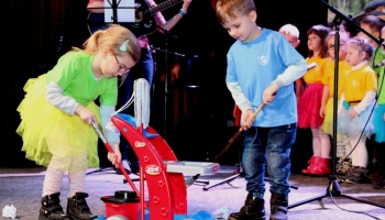 przedszkolaki występujące na scenie