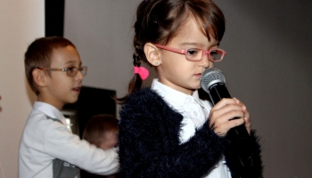 Marysia śpiewa piosenkę na scenie