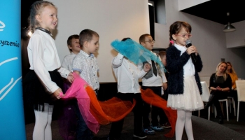 dzieci występujące na scenie