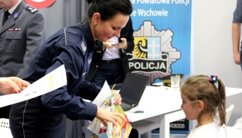 policjantka wręcza nogrodę uczestnicce