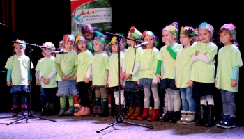 przedszkolaki występujące na scenie