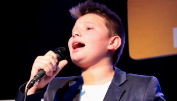 solista śpiewający na scenie