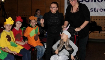 dzieci siedzące na widowni