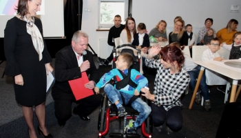 dzieci z przedszkola z organizatorami