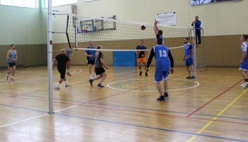 dwie grające drużyny podczas meczu siatkówki