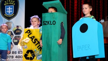 dzieci przebrane w papierowe pojemniki do selektywnej zbiórki odpadów