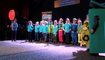 przedszkolaki występujące na scenie