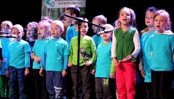 przedszkolaki występujące na scenie