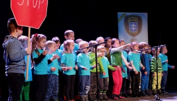 przedszkolaki występujące na scenie