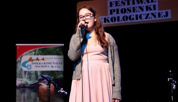 solistka śpiewająca na scenie