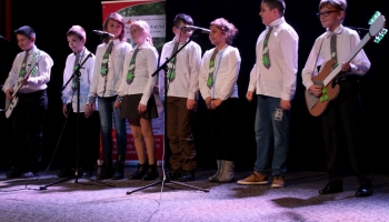 dzieci występujące na scenie