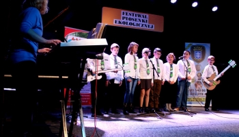 dzieci występujące na scenie