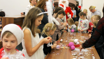 dzieci wykonują ozdoby choinkowe