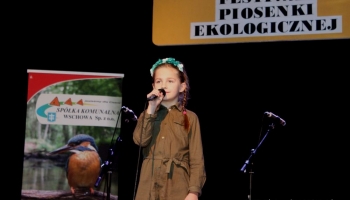 solistka śpiewającą na scenie