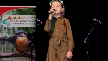 solistka śpiewającą na scenie