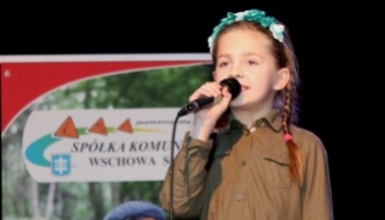 solistka śpiewającą na scenie