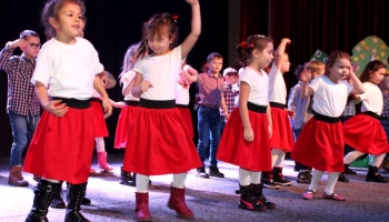 dzieci występujące w przedstawieniu