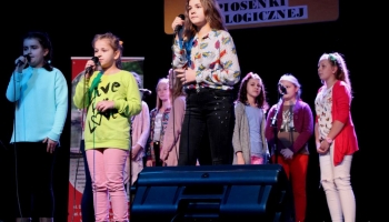 dzieci występujące na scenie